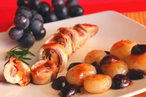 Involtini di maiale e mortadella all' uva e cipolline in agrodolce